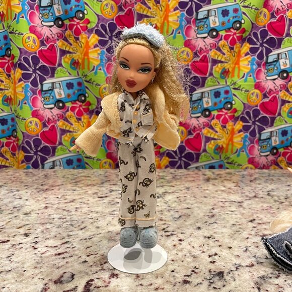 MGA Bratz Slumber Party Cloe Doll in Meygan PJ's  Lot 15 - Picture 5 of 6